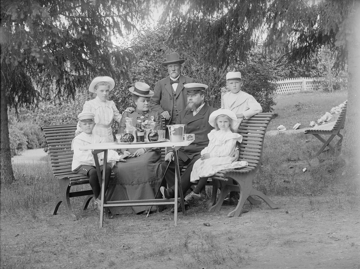 Handlarna Anders Strandberg och Victor Söderberg med familjer, Haga, Marielund, Funbo socken, Uppland omkring 1900