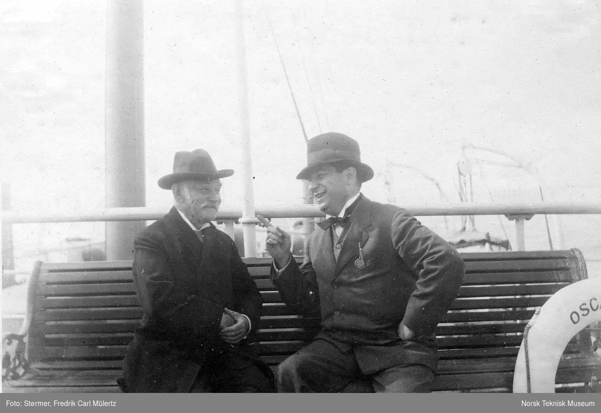 To konverserende herrer på båten mellom New York og Oslo, 1915
