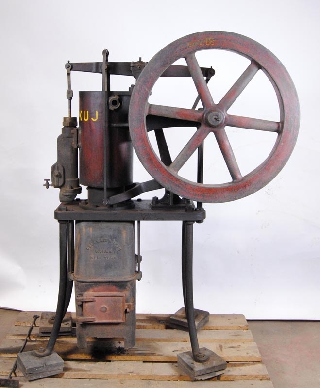 Varmluftsmaskin kombinerad med pump av John Ericssons modell och patent. Maskinen står på fyra järnben vilka är fastskruvade på träklossar.
