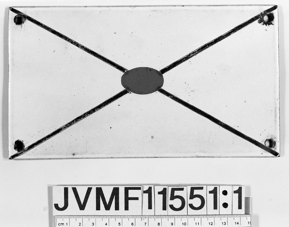 Skylt av emaljerat metall föreställande ett stiliserat kuvert med rött sigill. Troligen från postvagn.