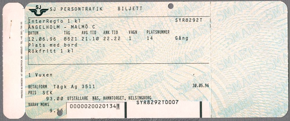 SJ biljett som har ett grönt mönster som innehåller ordet "SMART" och i det vänstra hörnet finns SJ loggan. 
Biljetten har den tryckta texten:
"SJ Persontrafik Biljett
InterRegio 1 kl SYR8292T
Ängelholm - Malmö C
Datum 12.06.96 Tåg 8621 Avg tid 21.10 Ank tid 22.22 
Vagn 1 Platsnummer 14 Gång
Plats med bord Rökfritt 1 kl
1 Vuxen
Betalform Tågk Ag 3511 30.05.96
Pris Sek 93.00 Varav moms 9.96
Utställare N&S, Hamntorget, Helsingborg
00000200201341 SYR8292T0007".
På baksidan av biljetten sitter en magnetremsa och en informationstext på fyra olika språk svenska, norska, danska och engelska. Biljetten har en perforering på högra sidan och ett hål efter en biljettång på över- och underkanten.
