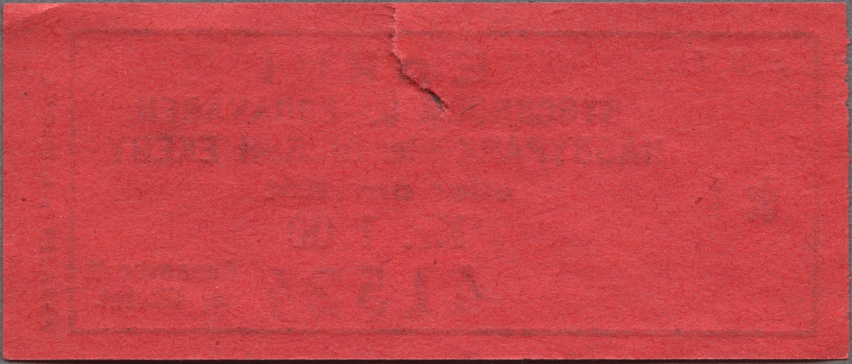 Röd enkelbiljett av papper med tryckt svart text: 
"S. R. J. Enkel 
STOCKHOLM Ö.-EDDAVÄGEN,-NÄSBYPARK eller DJURSH. EKEBY eller omvänt.
Kr. 1:00 
Ös 1 41524
Reseavbrott ej tillåtet".
"PARAJETT. L:KRONA" står tryckt på högra kortsidan, nerifrån och upp, utanför den svarta ram, som avgränsar övrig text. Biljetten har en reva. Det finns en dublett.