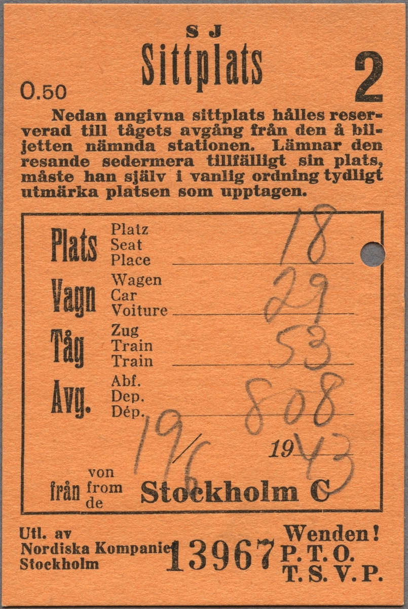 Brun sittplatsbiljett av papper med den tryckta texten:
"SJ Sittplats 0.50 2
Nedan angivna sittplats hålles reserverad till tågets avgång från den å biljetten nämnda station. Lämnar den resande sedermera tillfälligt sin plats måste han själv i vanlig ordning tydligt utmärka platsen som upptagen".
"Plats 18 Vagn 29 Tåg 53 Avg. 8 08 19/6 1943
från Stockholm C" som står inramat. Denna text finns också på engelska, tyska och franska.
"Utl av Nordiska Kompaniet Stockholm".
Det finns ett hål efter biljettång. När biljettången gjorde hål så blev biljetten också präglad på baksidan av biljetten vid hålet. Texten från stämpeln är svårtolkad. 
På baksidan finns samma information beträffande sittplatsen, på engelska, tyska och franska.