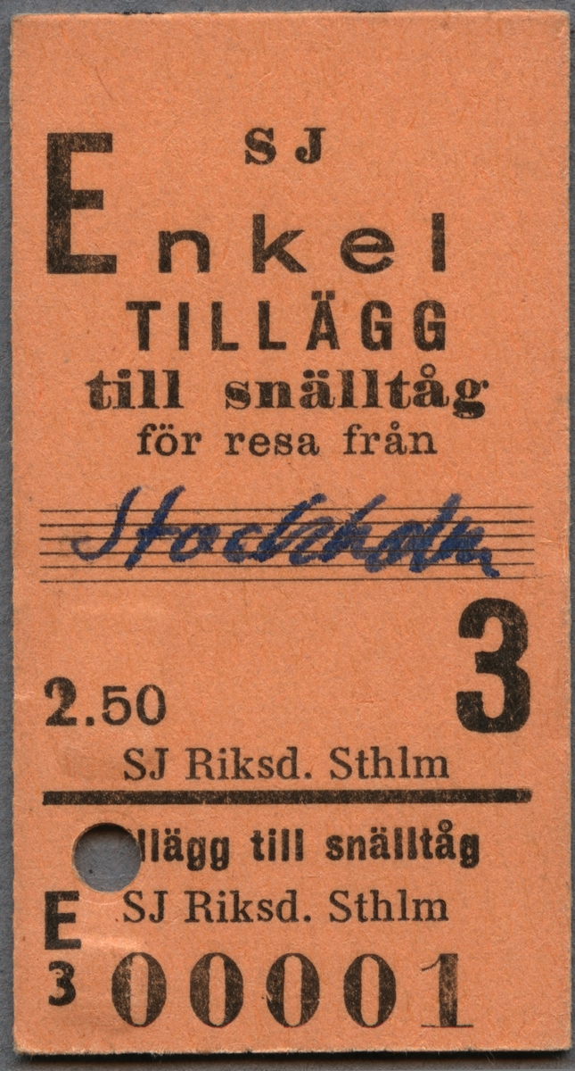 Edmonsonsk biljett av rödbrun kartong med tryckt text i svart:
"SJ Enkel
TILLÄGG till snälltåg för resa från Stockholm
2.50 3
SJ Riksd. Sthlm 
E3 00001".
Avresestationen är handskriven på ett linjerat skrivfält, en svart linje löper tvärs över biljetten en bit ner och det finns ett hål efter biljettång. När biljettången användes så blev också biljetten präglad "10", "27" på baksidan intill hålet.