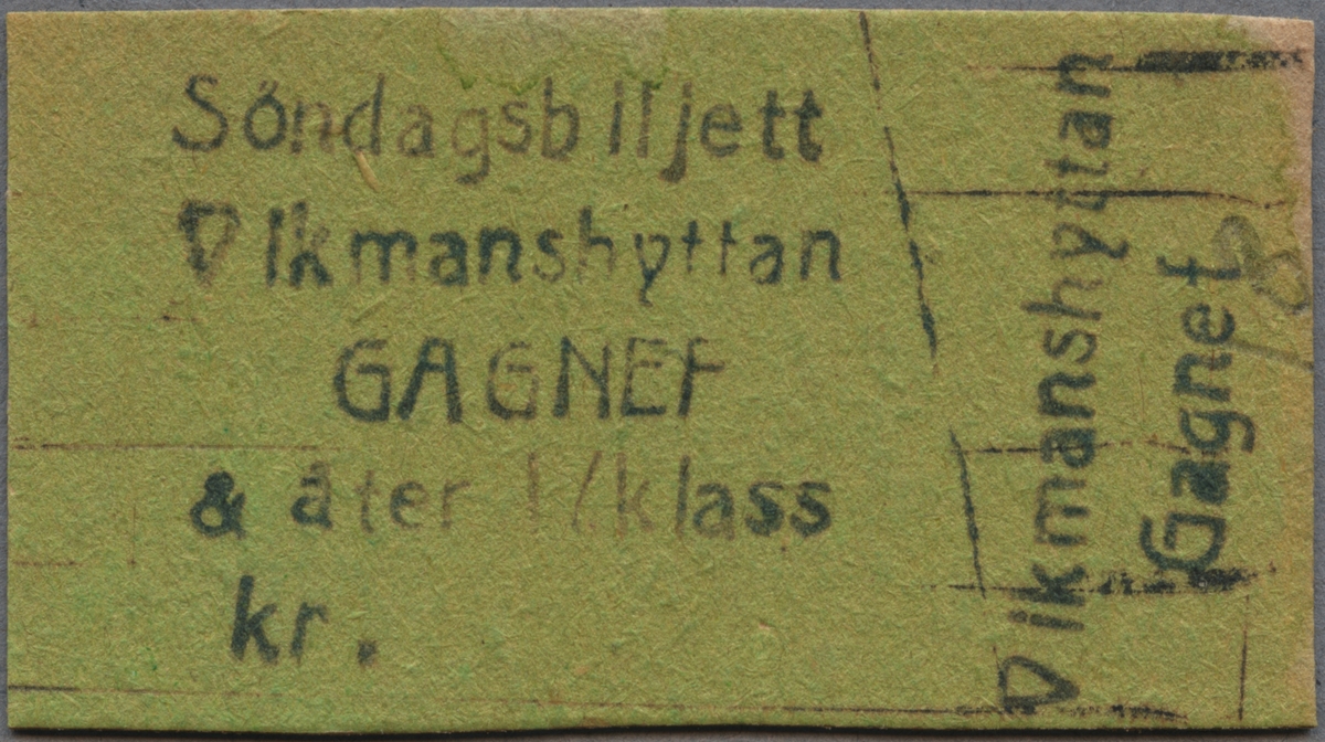 Grön Edmonsonsk biljett med tryckt text i svart:
"Söndagsbiljett Vikmanshyttan GAGNEF & åter ll klass kr.".
Biljetten har texten tryckt på långsidan. Ett snett streck delar biljetten till höger, där endast resvägen är tryckt och siffran "18" är handskriven med blyerts längst ut på kortsidan. Det finns tjugosex dubbletter som är märkta med siffrorna 2-29,  handskrivna med blyerts. Biljettens färg har blekts.

Historik: Biljetten kommer från Vikmanshyttans station (Södra Dalarnes  Järnväg, SDJ). Skänkt till ÖSLJ genom bokdonation.
ÖSLJ är förkortning för Östra Södermanlands Järnväg, som är en museijärnväg.