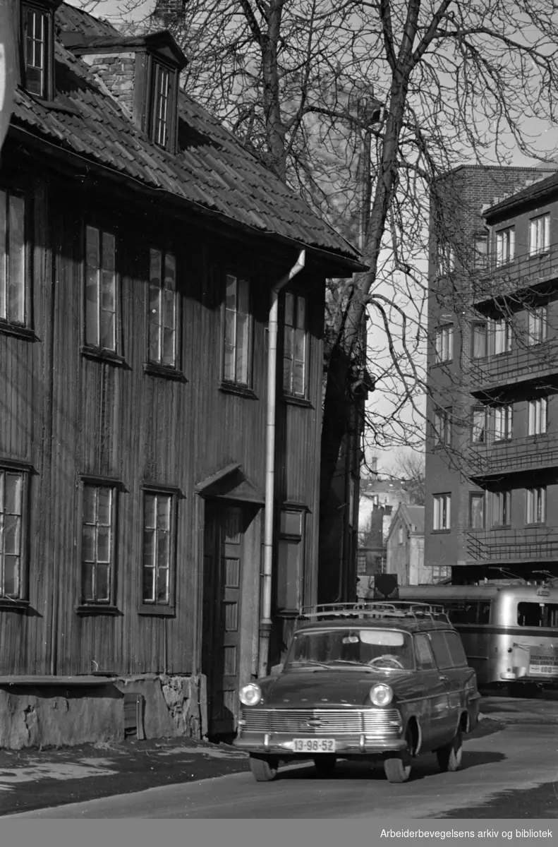 Fredensborgveien. Gammelt hus på hjørnet av Fredensborgveien og Maridalsveien som nå er revet..1964
