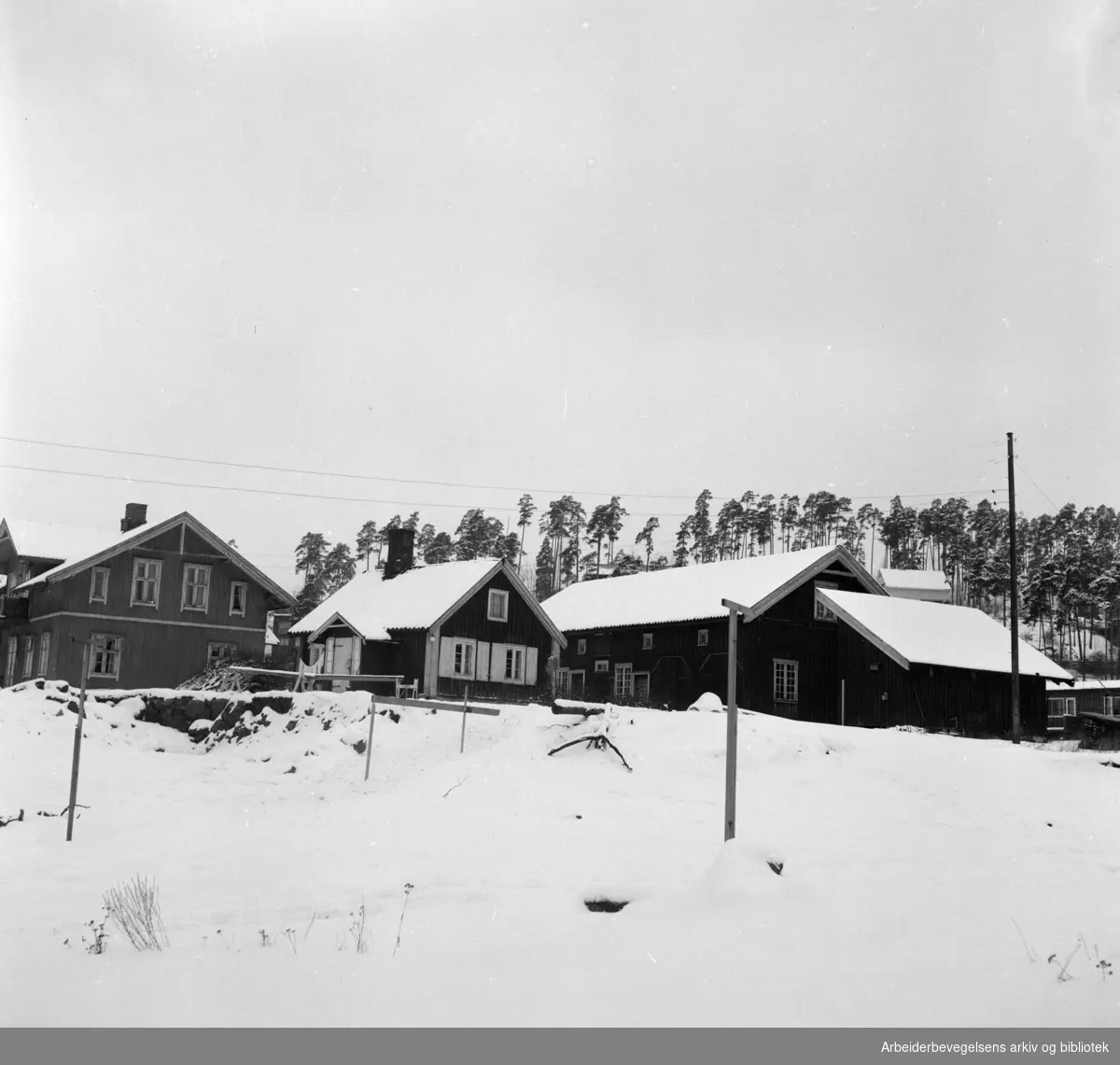 Drammensveien nr. 251 - 53 må rives for å få bredere vei..Februar 1957