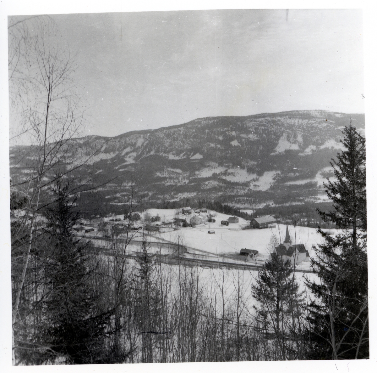 Utsikt over Aurdal, med kirka til høyre i bildet.
