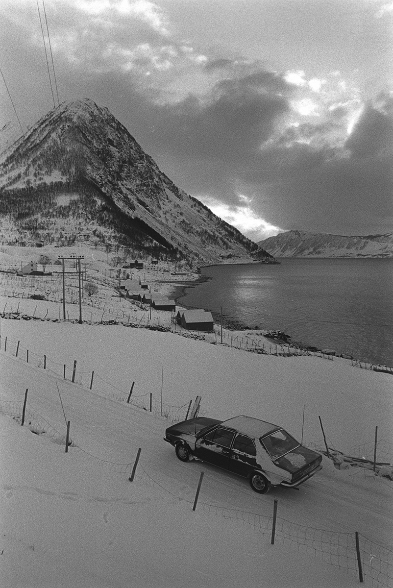 Landskap på Dale på Grytøya. Bil i forgrunnen.
