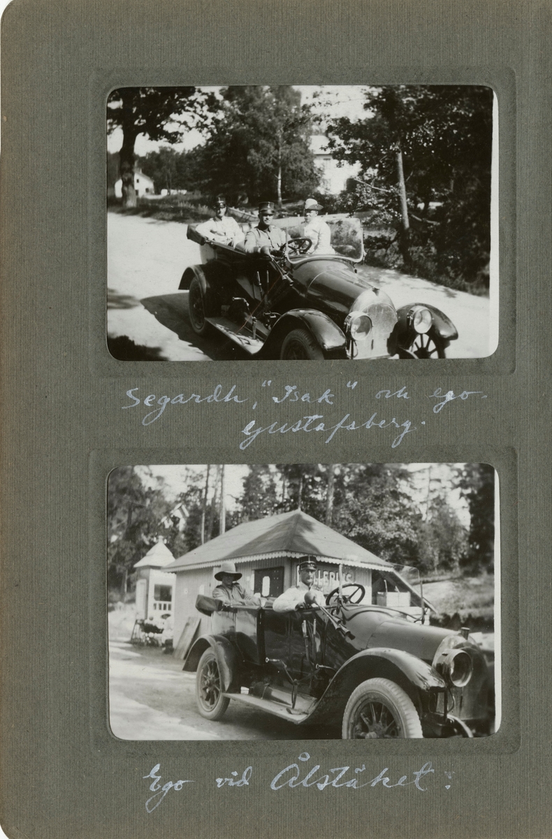 Text i fotoalbum: "Segardh, "Isak" och ego. Gustafsberg"."
Tre män i en Fiat.