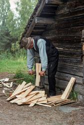 Ola Kolstad fra Nord-Odal i Hedmark skjærer eller kløver tak