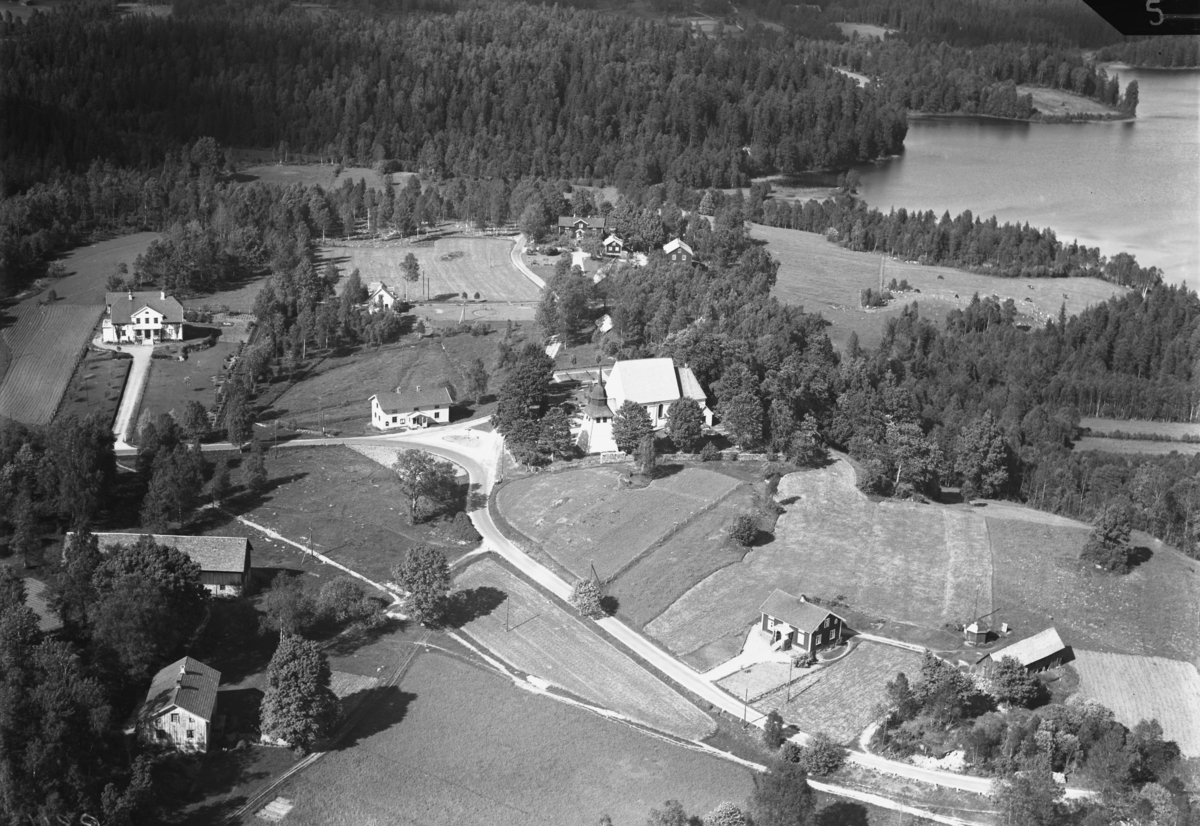 Flygfoto över Våthult, i mitten av bilden ser man Våthults kyrka, i Gislaveds kommun. Nr G.2003.