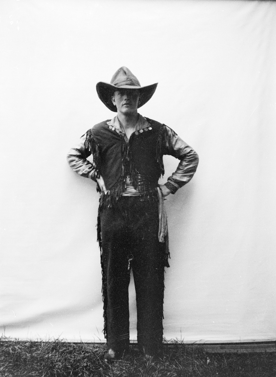 Man klädd i cowboydräkt, Sävasta, Altuna socken, Uppland 1926