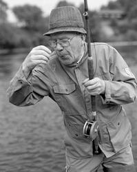 Asbjørn Hørgård (1910-2001), fotografert under fiske i Nidel