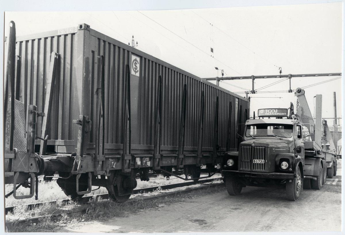 Containrar innehållande Dana-hus från Trähus AB lastas vid Eskilstuna C för vidare transport via transibiriska järnvägen med slutdestination Nagoya i Japan. Lastbil tillhörande TGOJ transport.