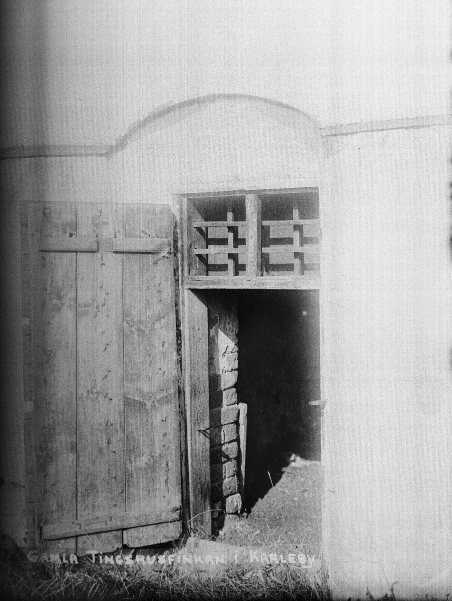 "Finkan under Karleby tingshus dörren öppen", Simtuna socken, Uppland 1921