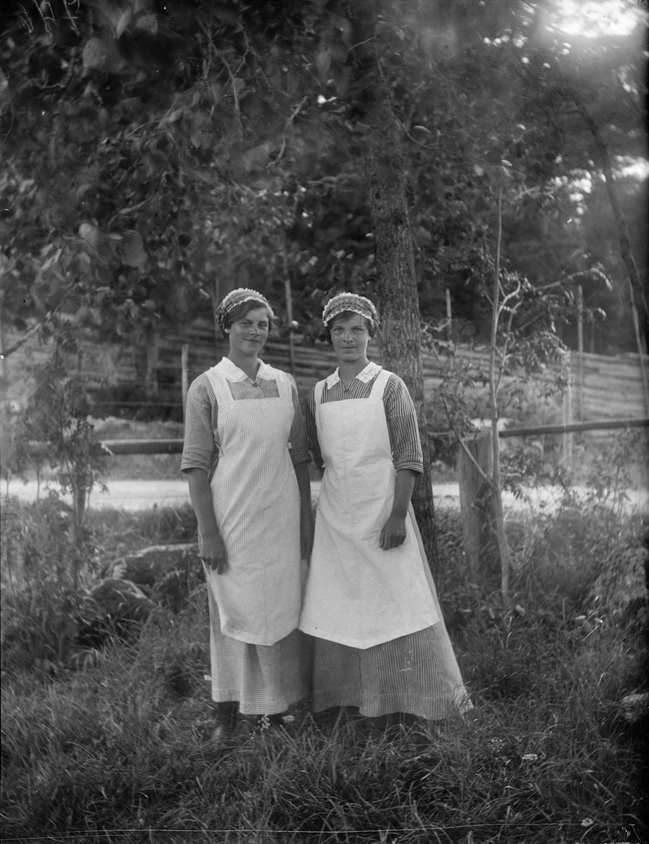Två kvinnor i hagmark