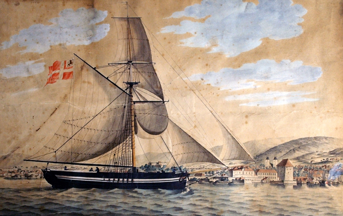 Skipsportrett av slupp FORTUNA med full seilføring på vei inn Bergens Våg, med den norske løve i flagget.