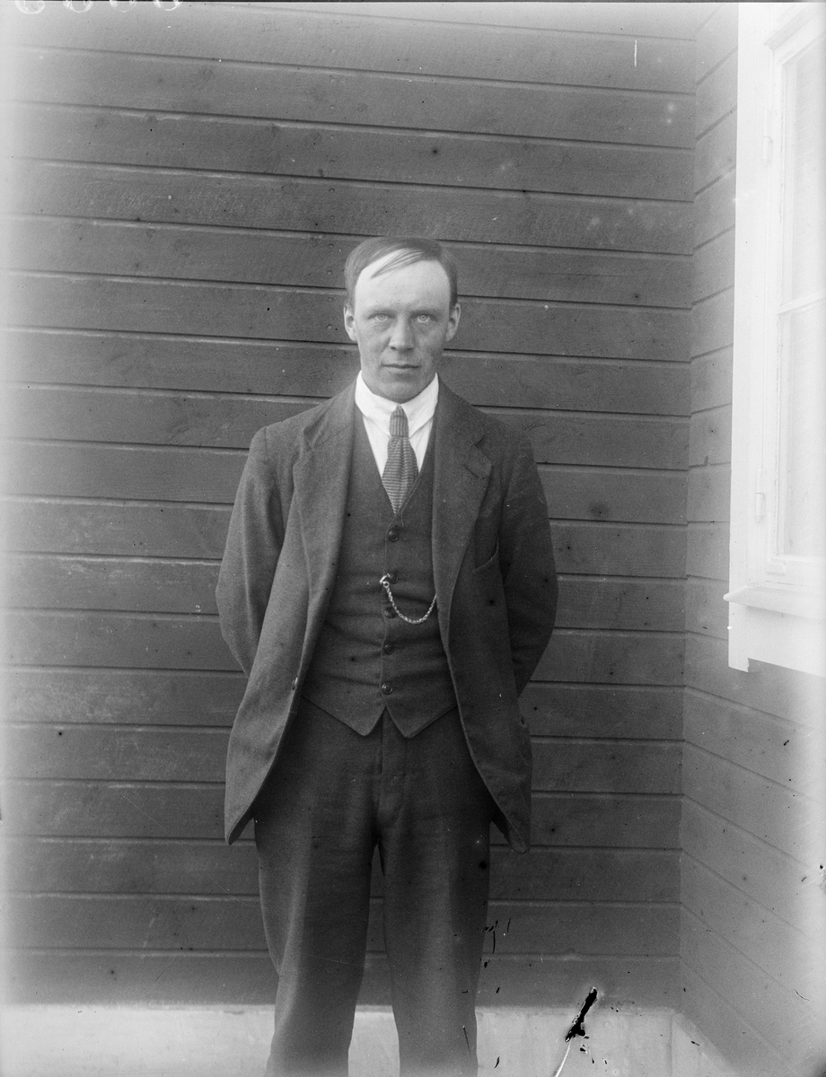 Montör Valfrid Larsson från Brunnsta, Österunda socken, Uppland 1924