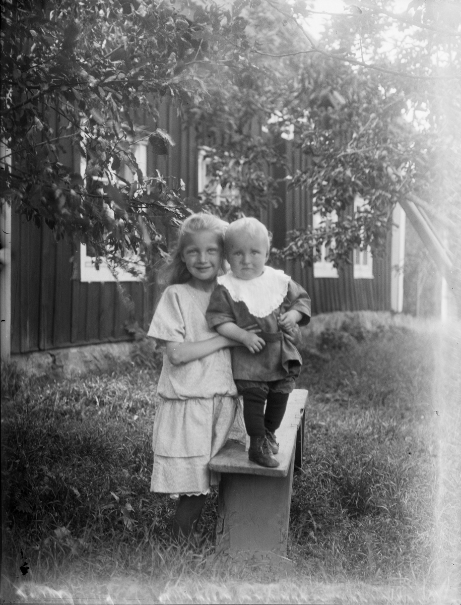 "Arne och Greta Eriksson Norrbo", sannolikt Österunda socken, Uppland 1925