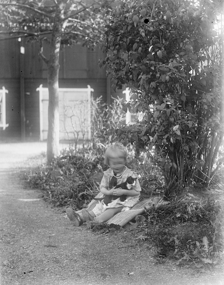 Lars Johansons flicka och katten, Knapptibble, Frösthults socken, Uppland 1926