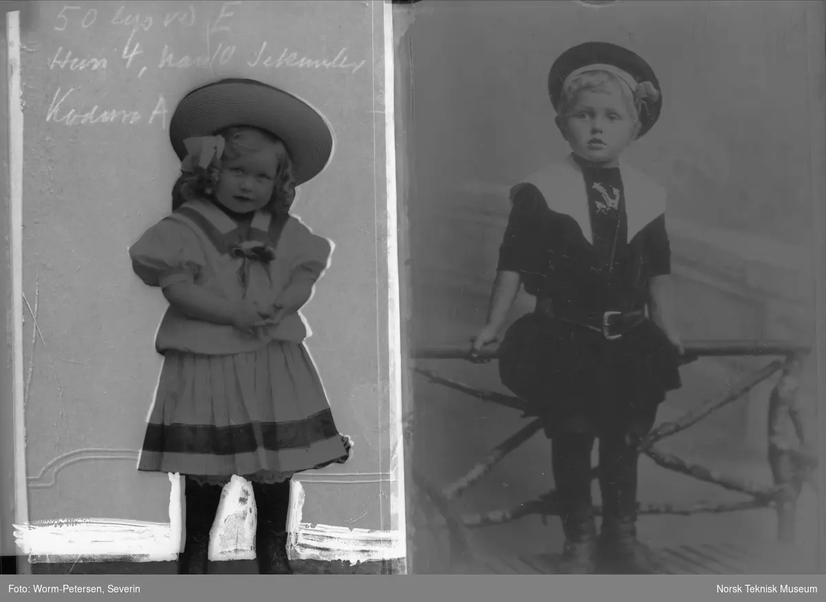 Portretter av to barn i helfigur, bestilt av godseierforeningens sekretær. To fotografier limt sammen og brettet.