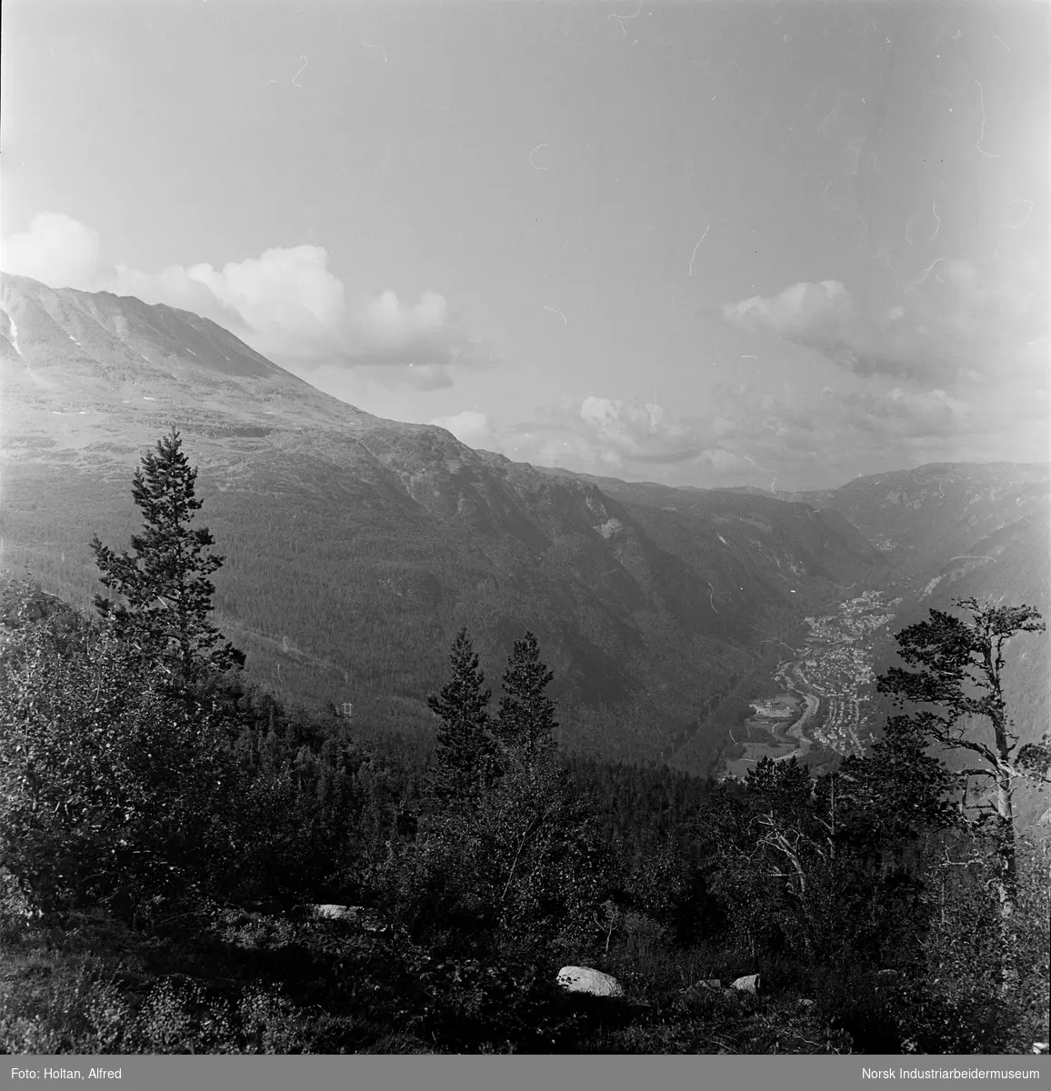Gaustatoppen med industristedet Rjukan under seg.