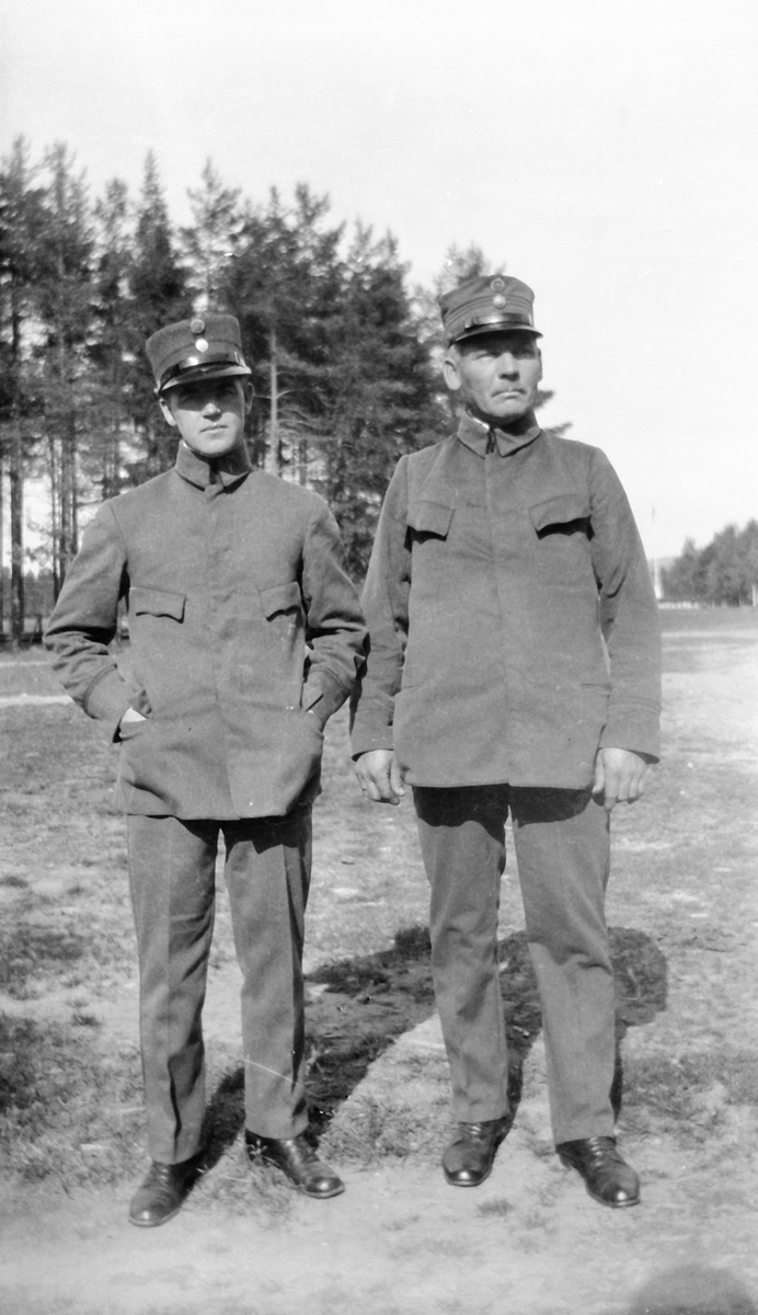 To karer i uniform