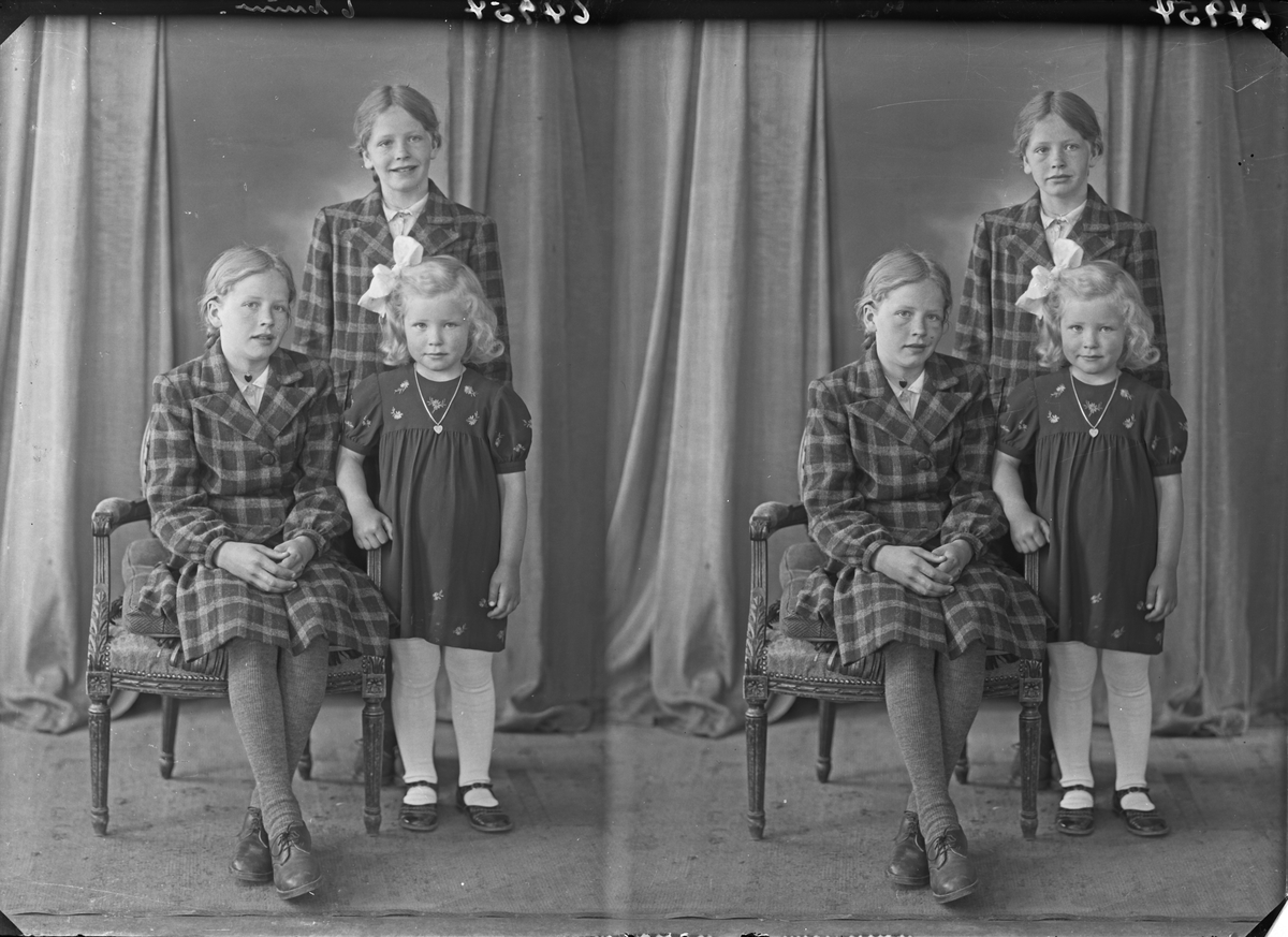 Gruppebilde. Familiegruppe på tre. Tre piker i forskjellig alder. Søstre. Bestilt av Kristine Kjetelstad. Suldal.
