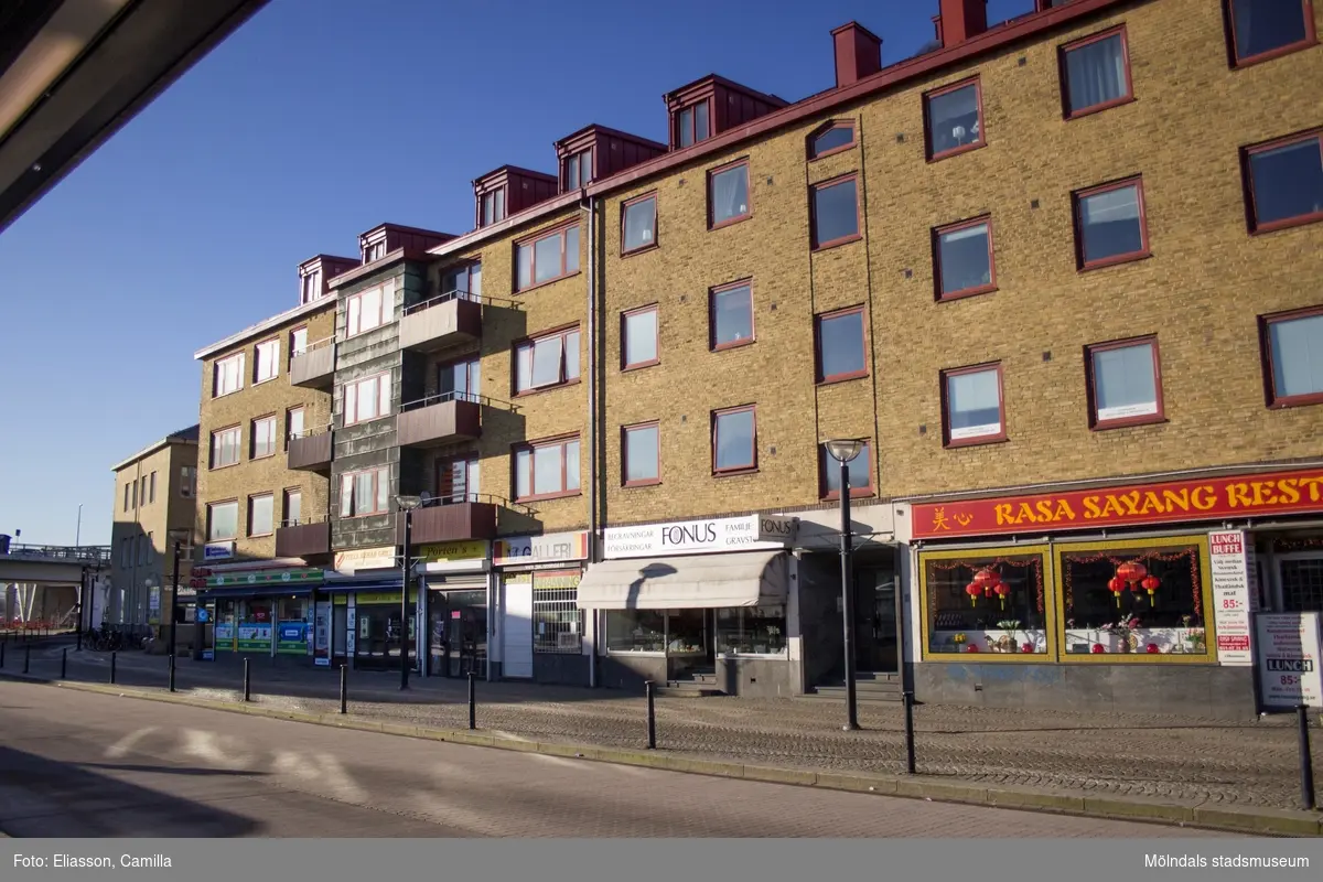 Vy från spårvagnshållplatsen mot Centrumhuset på Göteborgsvägen 1-5 (Havskatten 3), år 2015. Dokumentation av platsen innan rivning och nybyggnation.