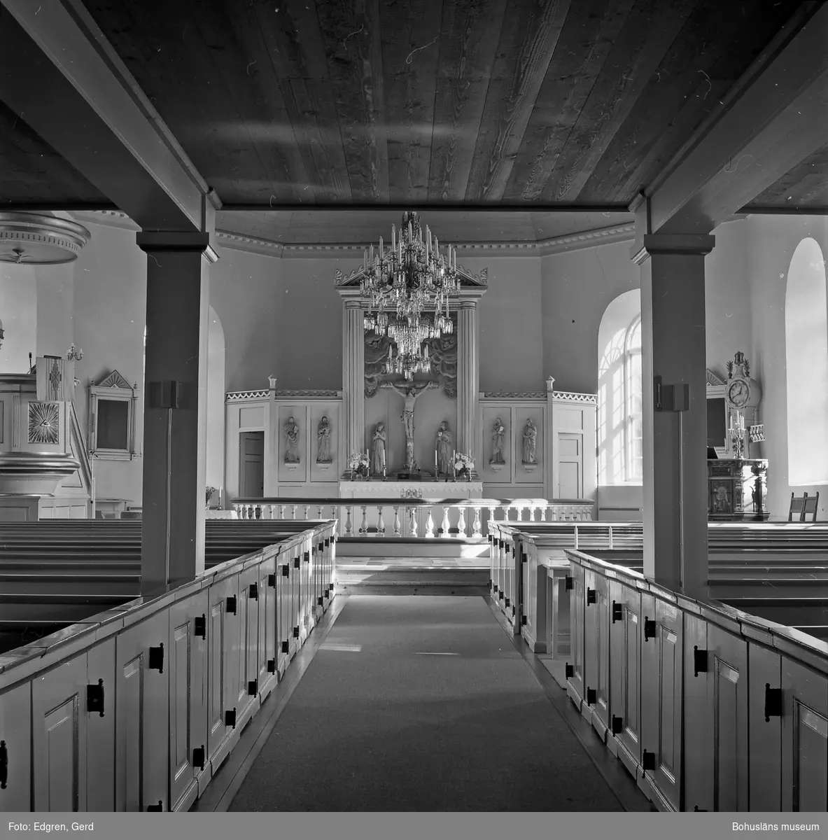Text till bilden: "Röra kyrka. Interiör mot koret".