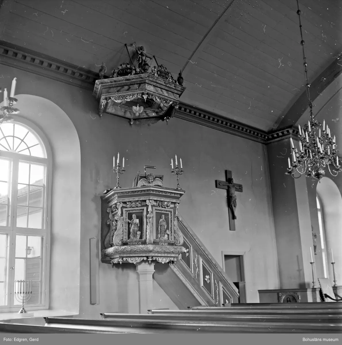 Text till bilden: "Torsby kyrka. Predikstol med ljudtak från den gamla kyrkan. Snickerarbete av Nils Läns, Göteborg 1692".