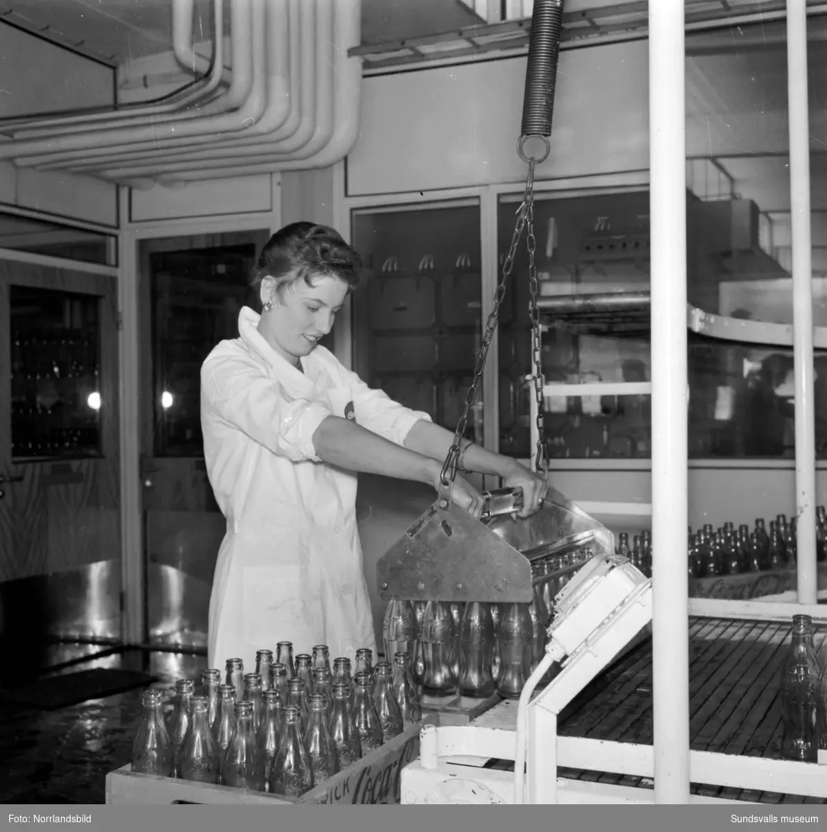 En ung kvinna som jobbar på Coca-Cola-fabriken i Nacksta.
