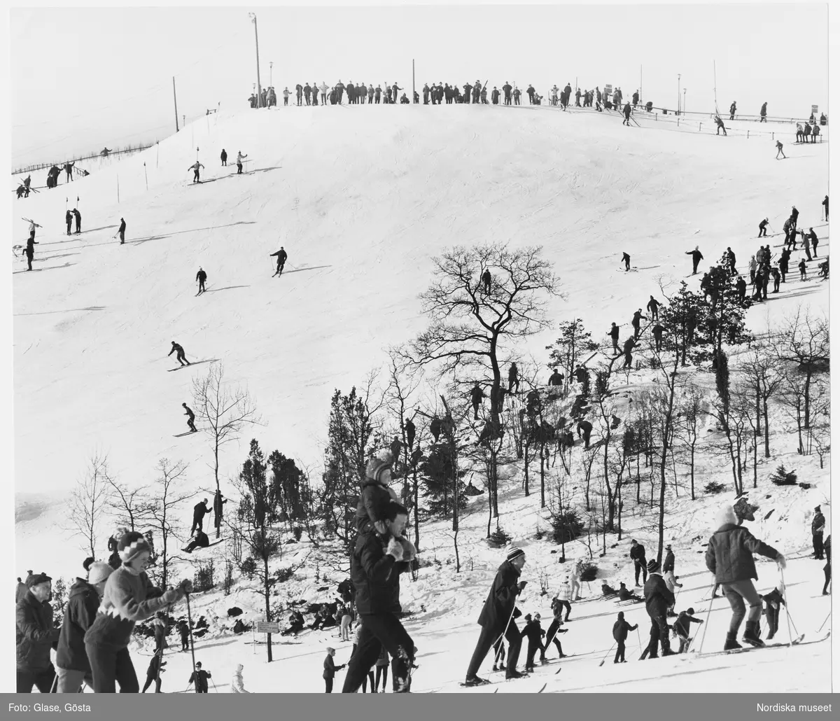 Högdalstoppen 1 i södra Stockholm med skidåkare, 1960-tal. Skidlift anlades år 1966 och revs 1996. Även rodel och snowboard har åkts i backen. Sedan 2005 finns en frisbeegolfbana på toppen.