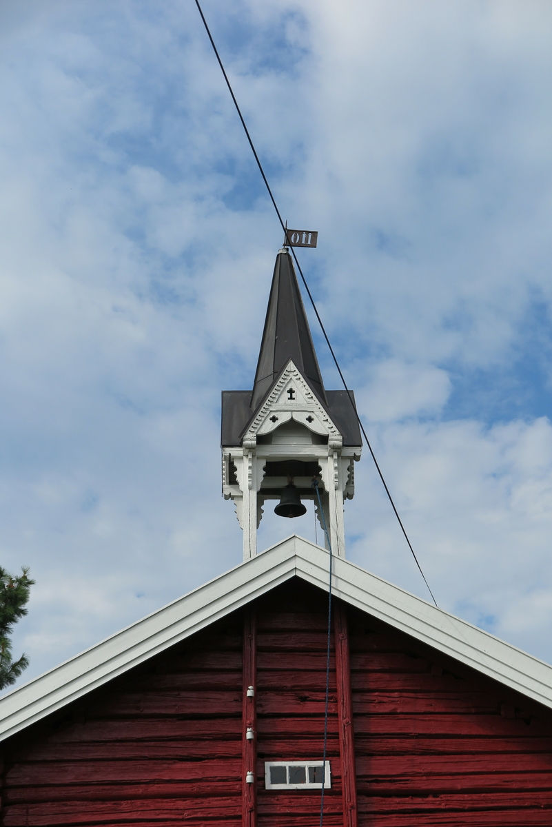 Klokketårn i sveitserstil med kryssformet saltak og kjegleformet midtparti.