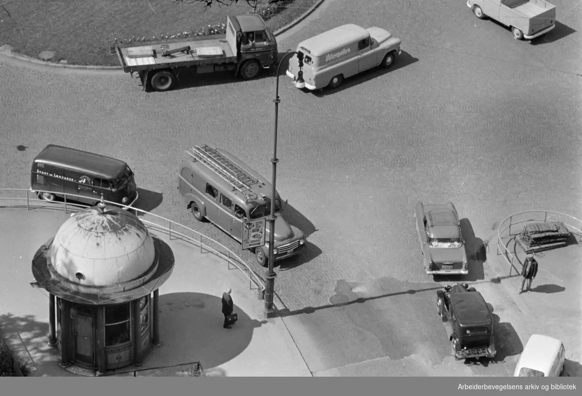 Arne Garborgs Plass: Sett fra toppen av regjeringsbygget.Juli 1964