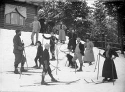 Herr Meiers skigruppe i bakken ved Furuheim sanatorium, Vins