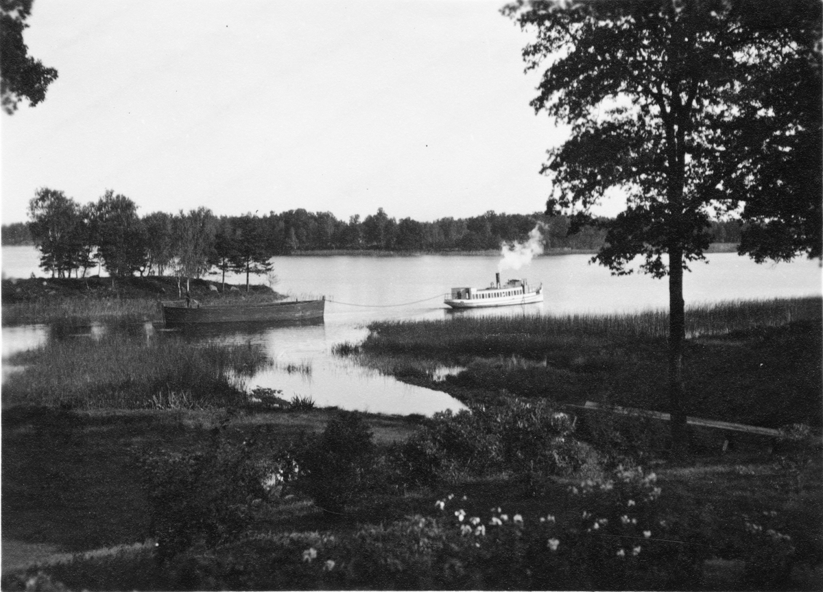 Häfla Bruk, Östergötland. Trasport av gods till och från Häfla skedde på Tisaren och genom Tisarne kanal till Ändebols Järnvägsstation. Foto taget från disponentbostaden.