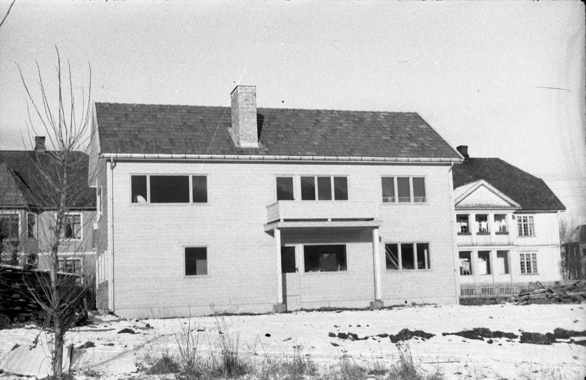 Tre bilder av nyoppført villa på Lena, november 1952. Sannsynligvis Sigurd og Karen Frydenbergs villa i Kinogata.