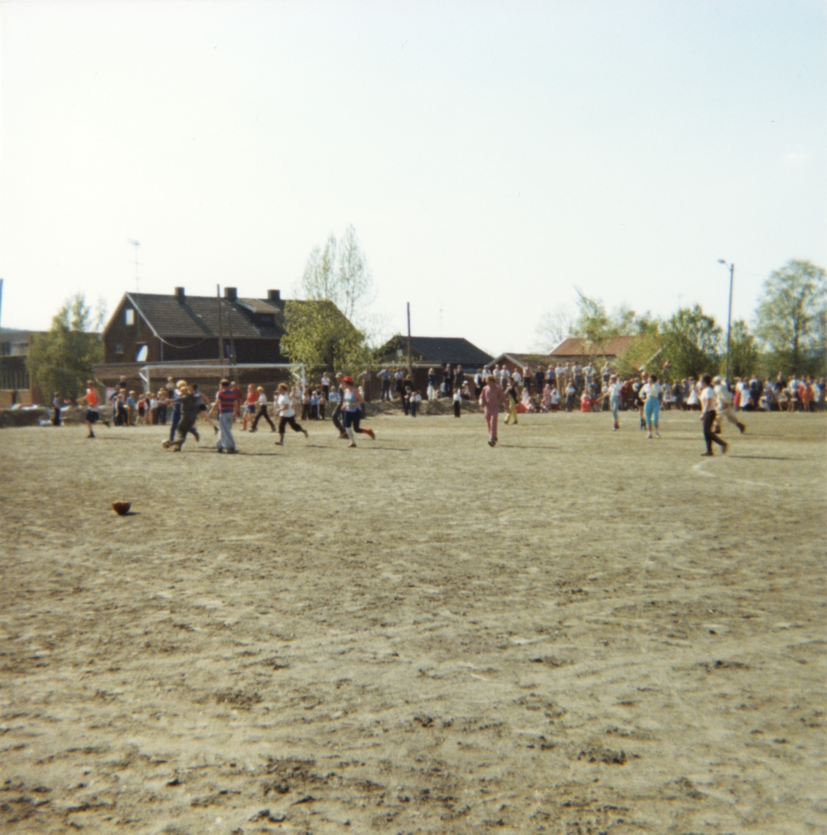 Fotballkamp mellom lærere, elever og foreldre på Gjerdrum barneskole. 1979-80.