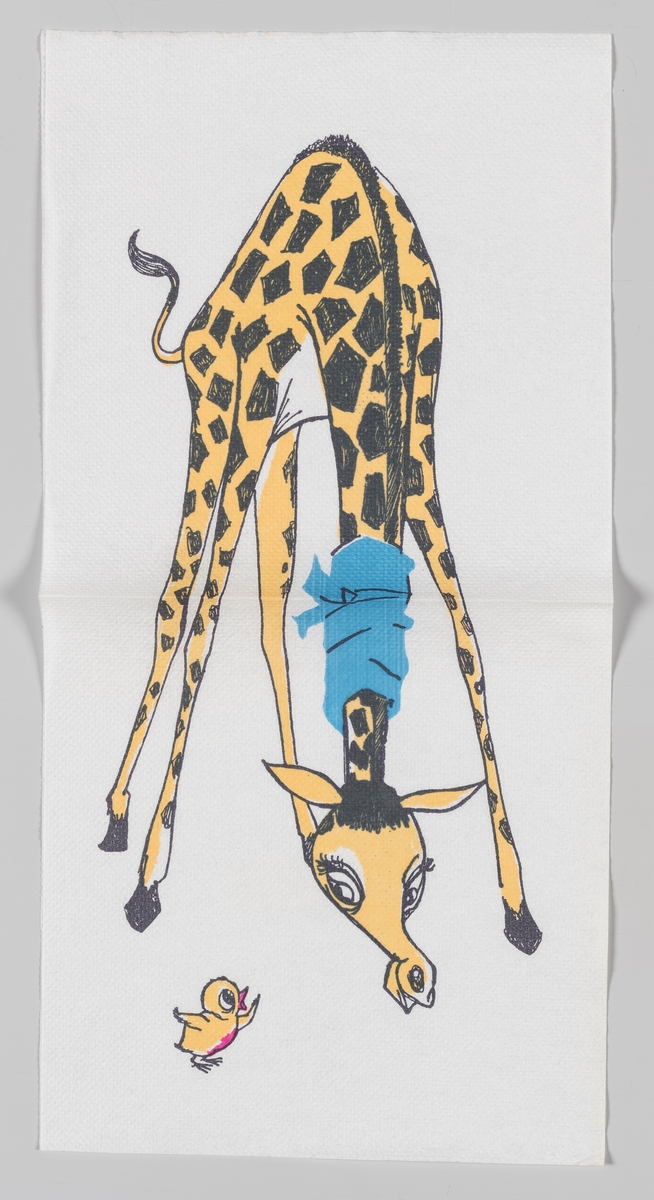 En giraff med et blått halstørklede bøyer seg ned for å høre hva en liten fugl har å si.