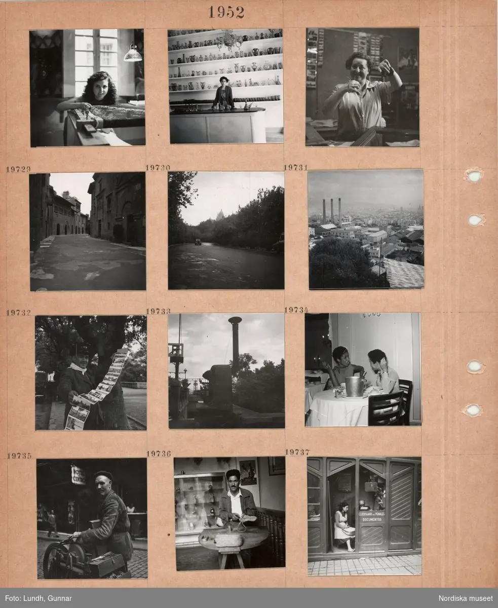 Motiv: (ingen anteckning) ;
"Barcelona 19675 - 19746", interiör med en kvinna som troligen broderar en textil, en kvinna står vid en disk med glasvaser på hyllor, en kvinna med kastanjetter, stadsvy med gata och hus, en bil på en väg, stadsvy med en fabrik, en man visar upp en rad med vykort, interiör med två kvinnor som sitter vid ett bord med vinkylare på en restaurang, porträt av en man som slipar knivar på gatan, interiör med en man som flätar en skosula, en kvinna sitter vid en man i ett kontor med skylt "Certificados de pénales documentos".