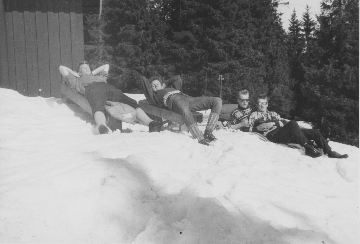 Flere unge menn nyter påskesolen på Busterud påsken 1962. Gjerdrum