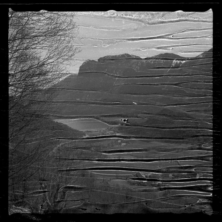 Jon Madland og Lindtner tar pause ved noen kyr og i noen fjellsider. Det er også bilder av landskapet langs Tysdalsvatnet.