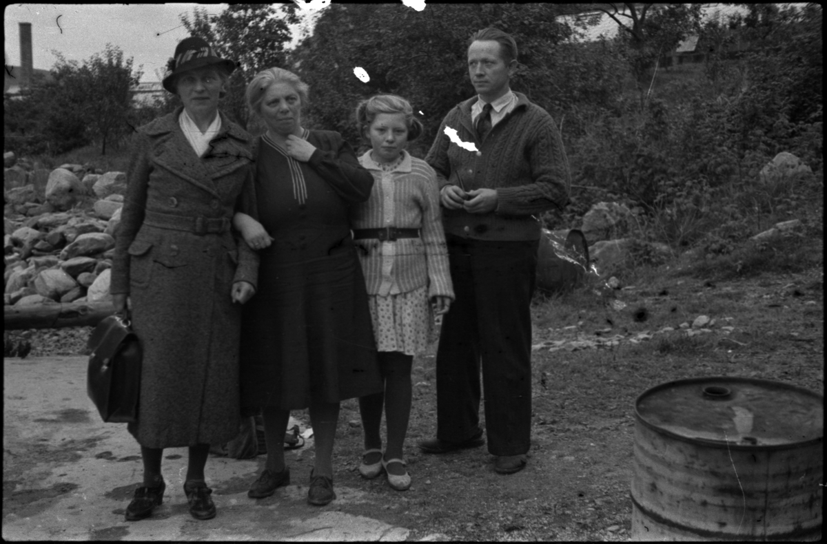 Johannes Aukland med familie på Skår, Ombo samt en gård, antageligvis tilhørende Aukland-familien. Det er også bilder av Otto Auklands barn (bilde nr. 10 og 11), og Johannes Auklands familie og venner (bilde nr. 12 og 13).
