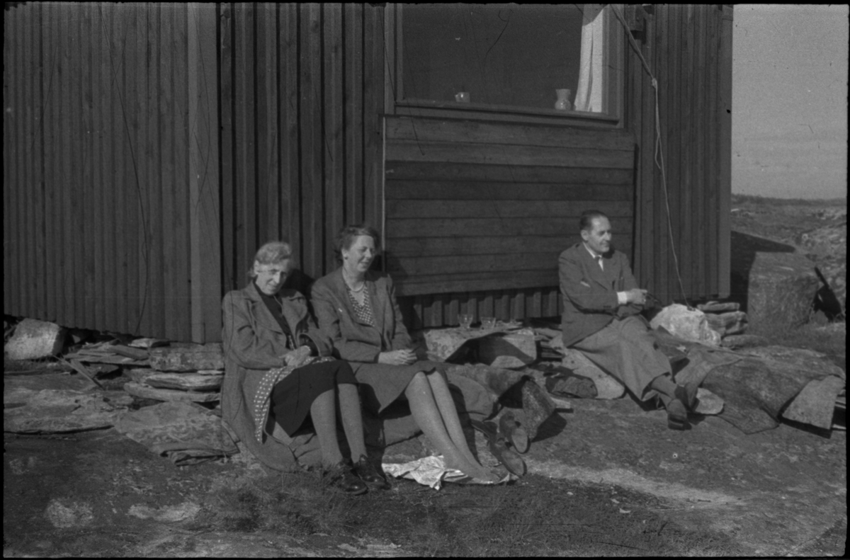 Bilder av Finn Johannessen og en gutt på tur, Frida Johannessen på tur, sammen med to andre kvinner og sammen med Finn Johannessen i ei stue, og av landskap og noen gårdshus.