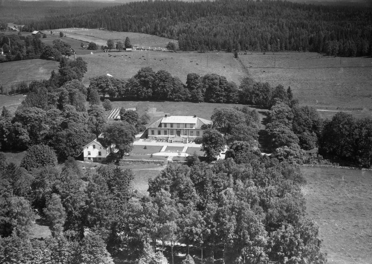 Flygfoto över Odensjö gård i Odensjö vid Barnapasjön, Jönköpings kommun. Nr H1918.