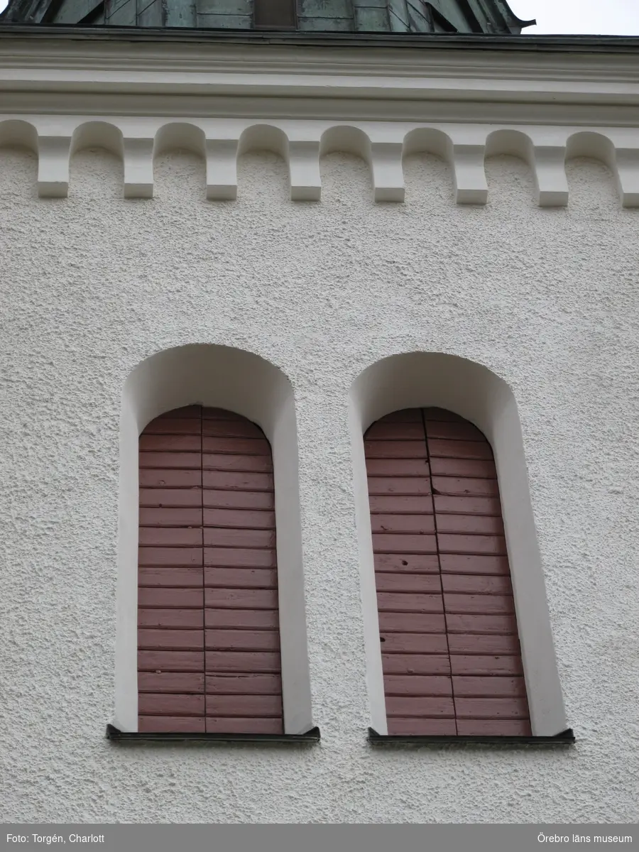 Utvändig renovering av Näsby kyrka.

1: Arbetena har precis påbörjats och lös puts knackas ned.
2: Pusen på nordvästra korsarmen har knackats ned.
3: Västra porten före åtgärder. Ovanför porten sitter ett fönster med blyinfattat glas.
4-5: Arbetena har precis påbörjats och lös puts knackas ned. I fönsterbågen finns små lufthål
6: En av portarna före åtgärder.
7: Arbetena har precis påbörjats och lös puts knackas ned.
8: Ett av hörnen har nätats för att få putsen att fästa ordentligt.
9: Arbetena har precis påbörjats och lös puts knackas ned.
10-11: Putsen lagas.
12: Putsen på korsabsiden var dålig och det fanns mycket saltutfällningar i dessa partier.
13: Ett av fönstren före åtgärder.
14-15: Arbetet med att laga putsen pågår.
16: En av öppningarna i södra korsarmens gavelröste. Dekorativt huggen kalksten ger korsformen. Kalkstenen har börjat vittra sönder.
17: Takplåten förlängdes något för att skydda putsen.
18-19: Fönstren före åtgärder. 
20: Den profilerade takfoten var mycket slät och kalkfärgen från 2011 släppte.
21: Arbetet pågår.
22-23: Fönstren under arbetets gång.
24-29: Lagning av putsen.
30-40: Näsby kyrka efter renovering.

Objekt: Näsby kyrka
Ort: Frövi
Gata/kvarter/fastighet: 
Stad: 
Socken: Näsby socken
Kommun: Lindesbergs kommun
Län: T
År: 2014

Foto:	1-40: Charlott Torgén, Örebro läns museum