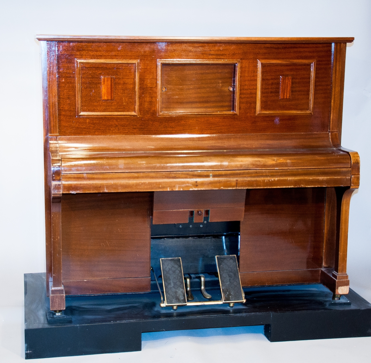 Självspelande piano med Pianola-mekanism. För drift genom trampning. Luftledningar i mekanismen utbytta mot slangar av neopren av tidigare ägare.
Instansatt nr innuti pianot: 41849.