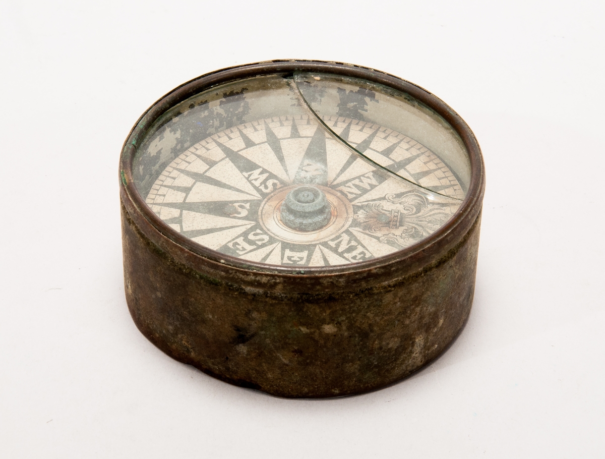 With the help of the compass, the navigator could keep the course right. To know the position, other aids must be used. A tow log could show the ship's speed in water. By taking the sun's altitude (the angle to the sun) at a specific time of day, it was possible to determine the position. To know the time, an accurate chronometer was needed that was not affected by the heave. Such a clock was constructed by John Harrison in 1761. It was thus 500 years after the compass began to be used.